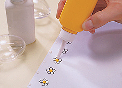 Rita ett antal blommor i rader på ett vitt papper med en svart filtpenna.