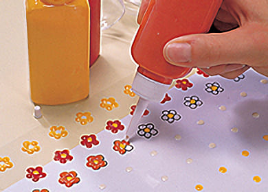 Applicera vit glasfärg, direkt ur flaskan, i blommornas mitt på ena raden och gul färg på nästa