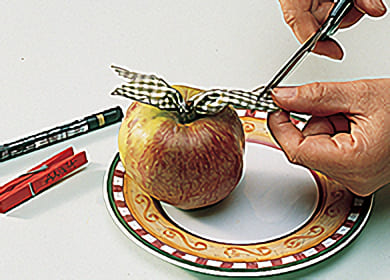 En äppelservettring kan du tex göra av torkade äppelskivor