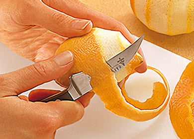 Skär av skalet på citron och apelsin med en vass kniv