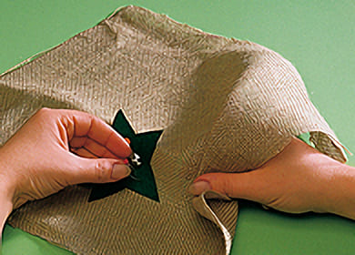 Klipp ut en stjärna ur en bit grön filt