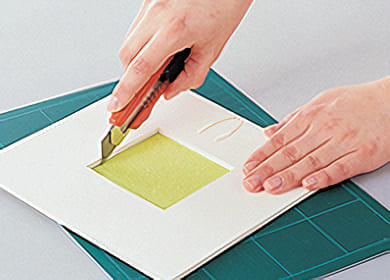Limma fast ett kraftigt, grönt papper på kortets framsida