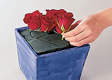 Snitta stjälkarna på rosorna så att endast ca 5 cm återstår. Fyll hjärtat med rosor